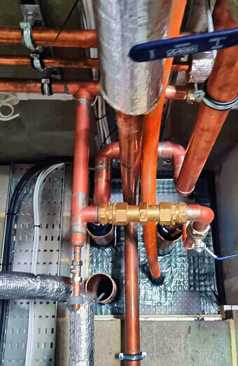 https://plumberinglewood.com.au/uploads/2025/06/commercial-plumbing-390382.jpg